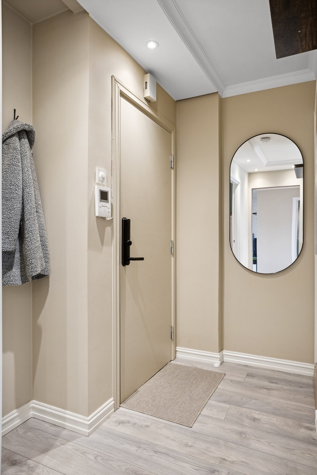 Velkommen inn! Yale Doorman montert på ytterdøren. Galleribilde