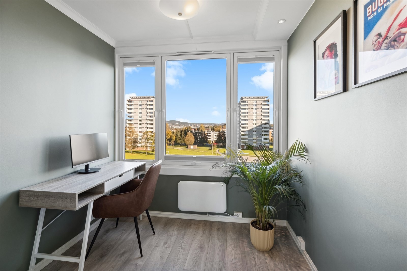 Soverom 3. Rommet passer utmerket som barnerom eller som kontor. Utsikt fine fellesarealer og byen. Galleribilde