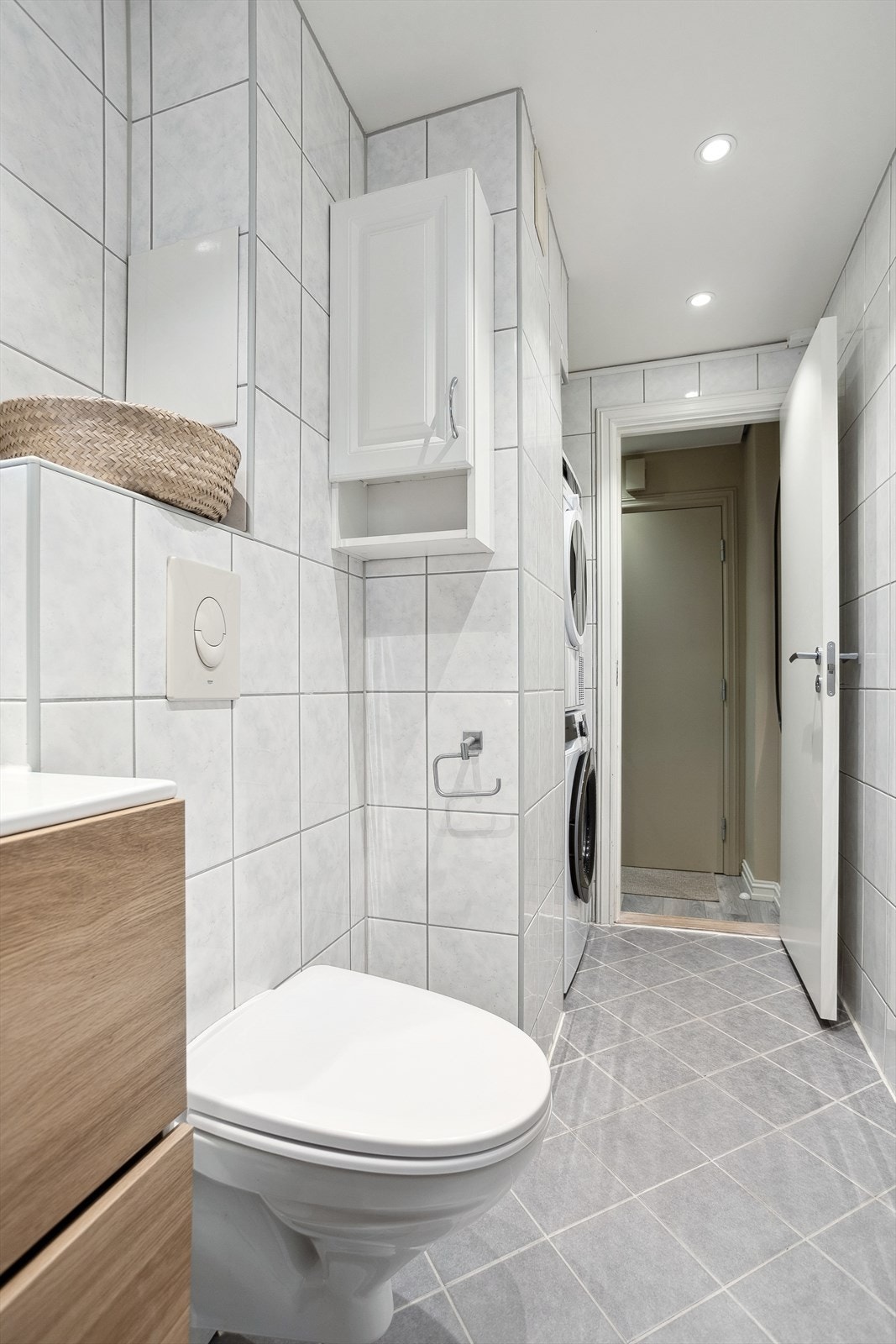 Badet er pusset opp i 2010 i regi av borettslaget. Utvidet med nisje og plass til vaskemaskin og tørketrommel. Galleribilde