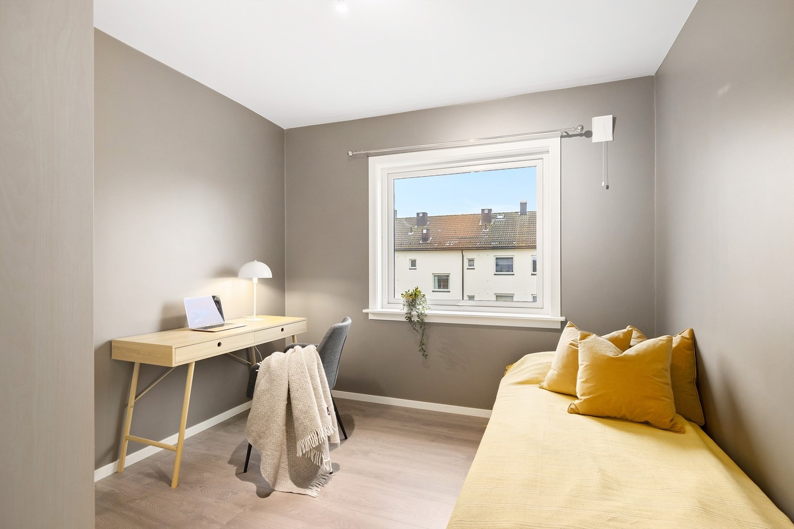 Soverom 2 som har plass til seng, garderobeløsning og skrivebord. Soverommet er malt i lyse farger Galleribilde