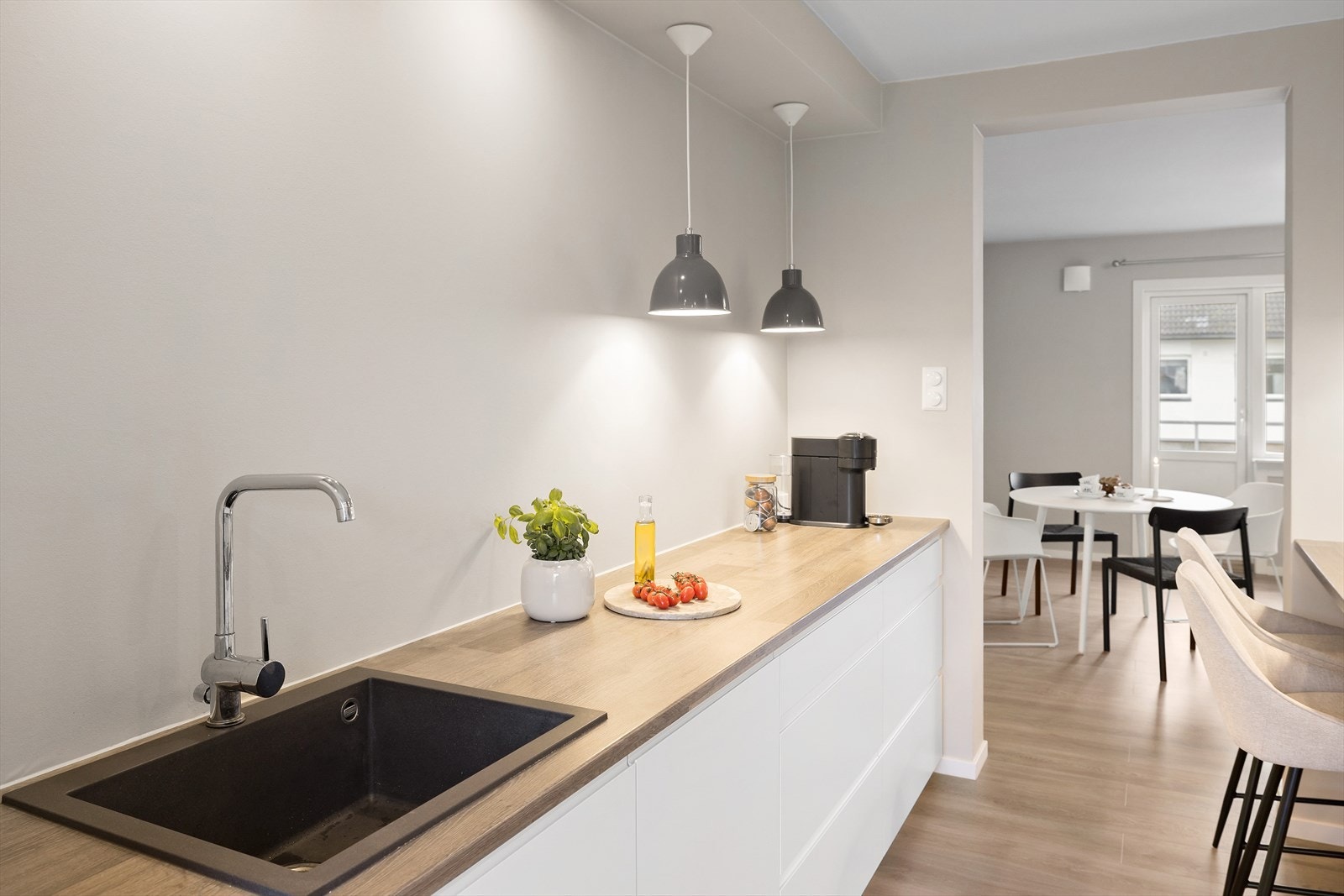 Det er godt med lagringsplass, samt god arbeidsplass på kjøkkenbenken Galleribilde