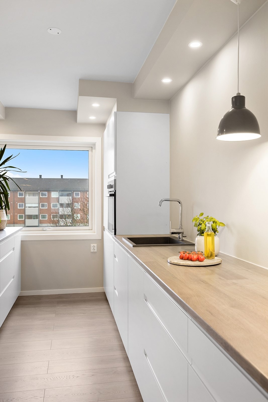 Det er integrert stekeovn, platetopp, oppvaskmaskin og kjøl/fryseskap som medfølger i salget Galleribilde