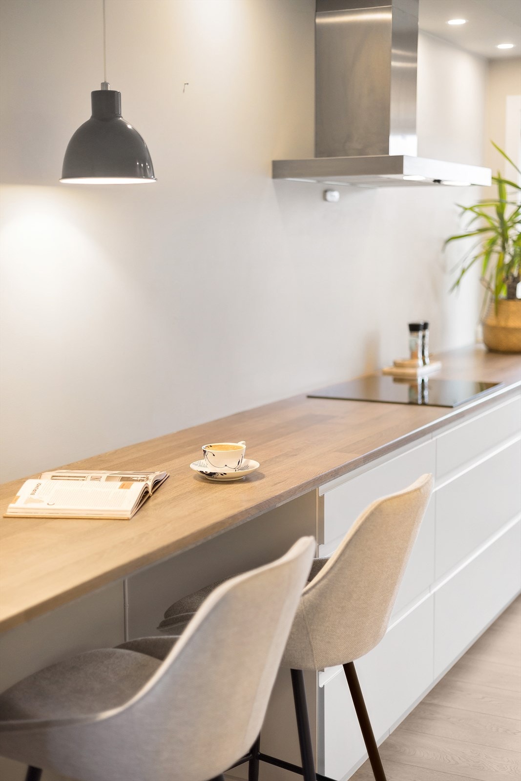 Praktisk barløsning med plass til to stoler Galleribilde