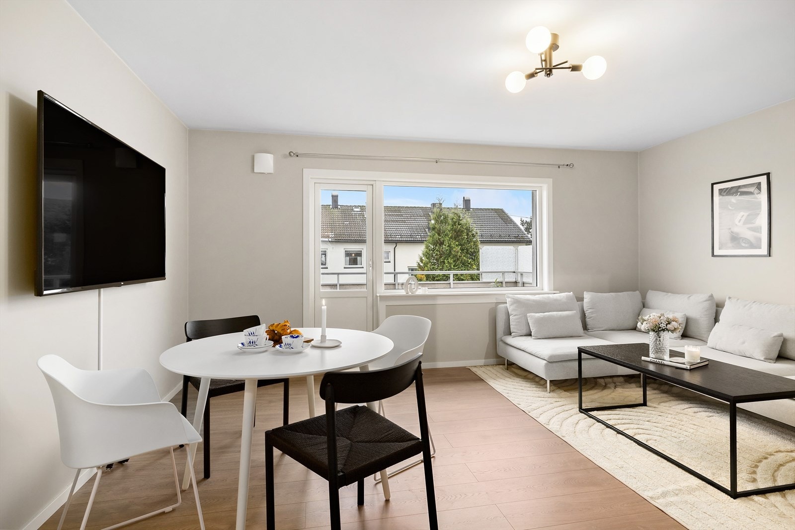 Enkel tilgang fra entréen til stuen som er malt i tidsriktige og moderne farger. Galleribilde