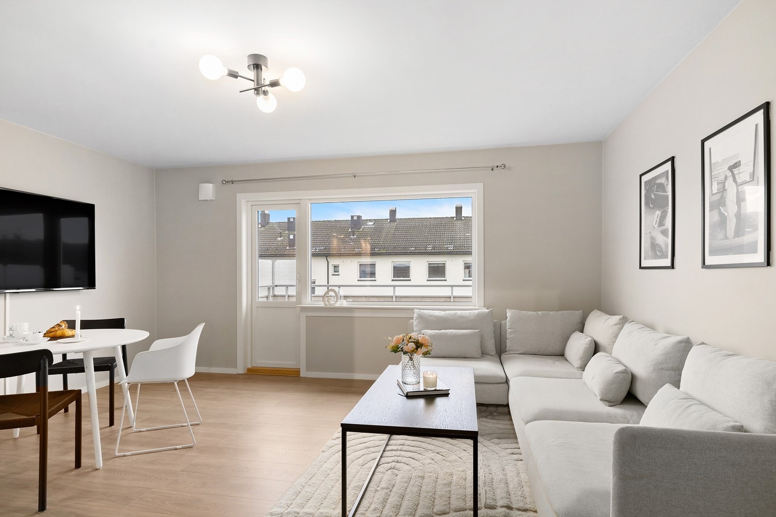 Rommet lar seg enkelt møblere med spisebord og tilhørende stoler, samt tv/sofa-gruppe Galleribilde