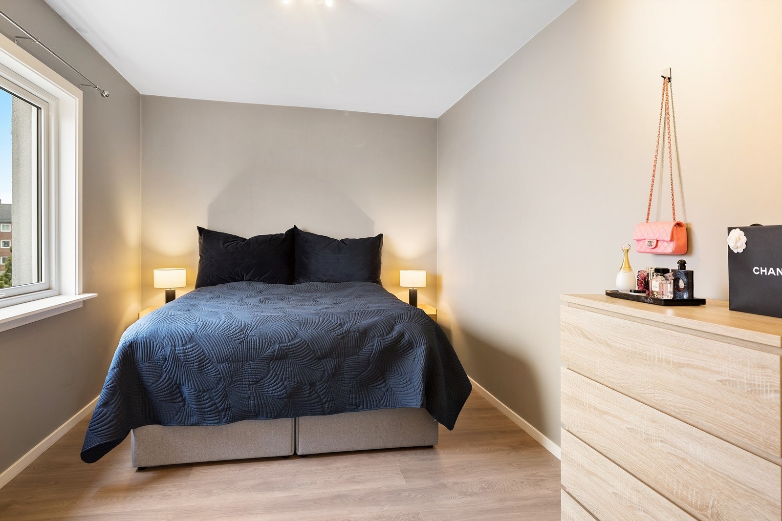 Hovedsoverom med god størrelse. Plass til dobbeltseng, nattbord og garderobeskap. Malt i lyse, fine farger Galleribilde