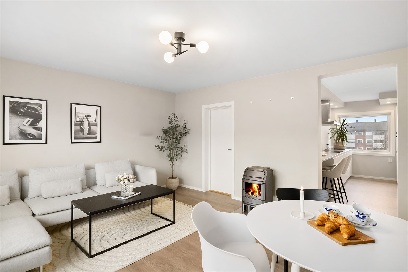 Stuen varmes opp av preisovn Galleribilde