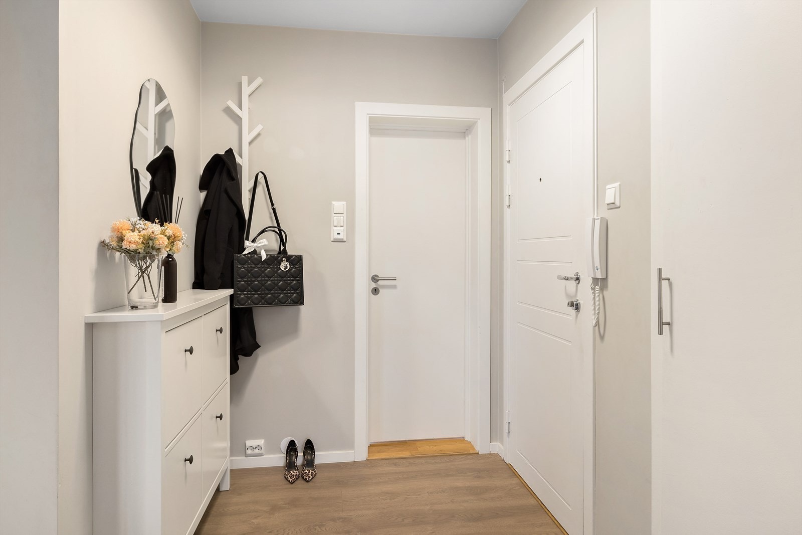 Velkommen inn i en lys entré med plass til mindre entrémøblement Galleribilde