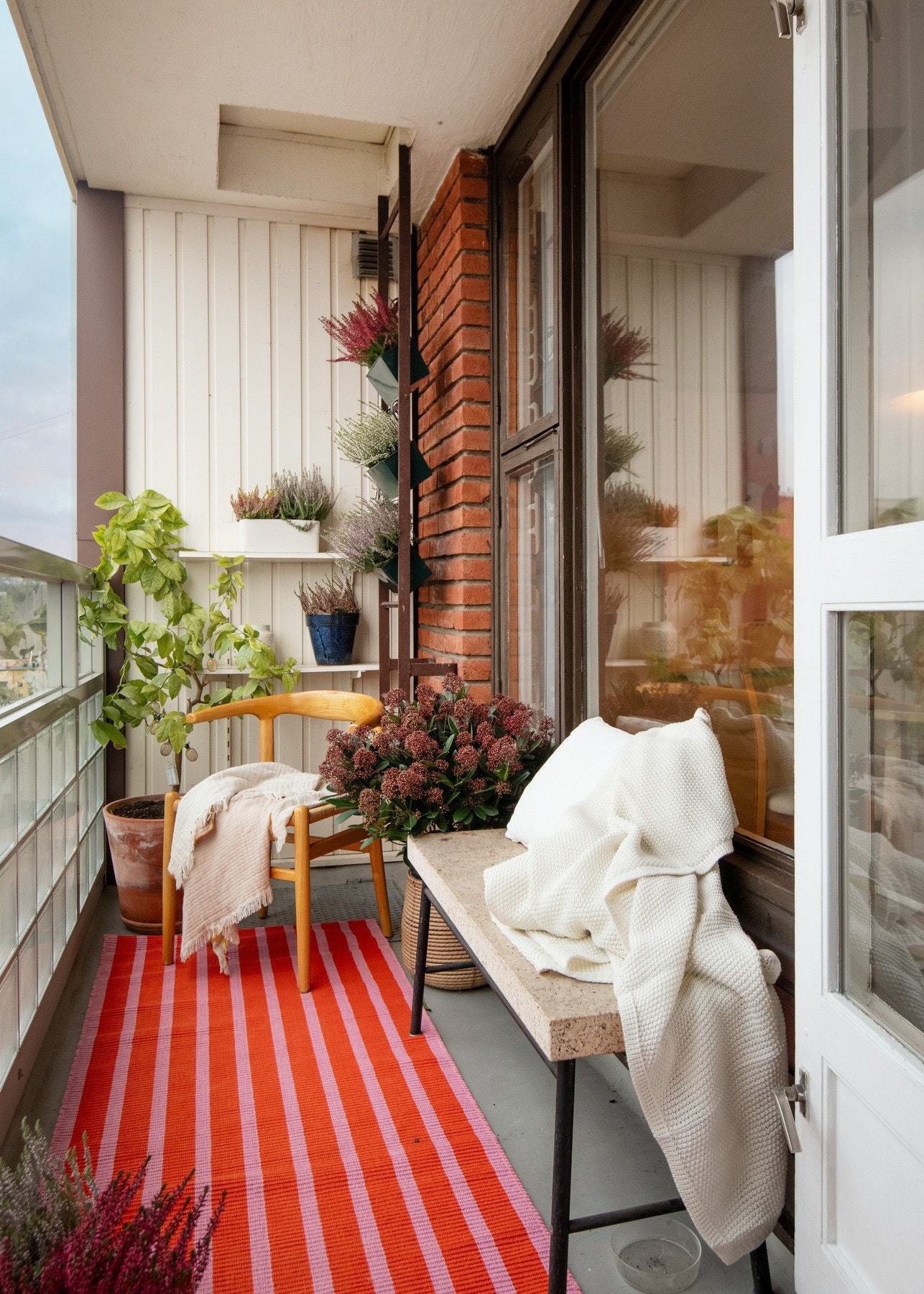 Med sin romslige utforming gir balkongen gode muligheter til å innrede med sittegruppe, planter eller andre detaljer som skaper en personlig og hyggelig atmosfære. Galleribilde