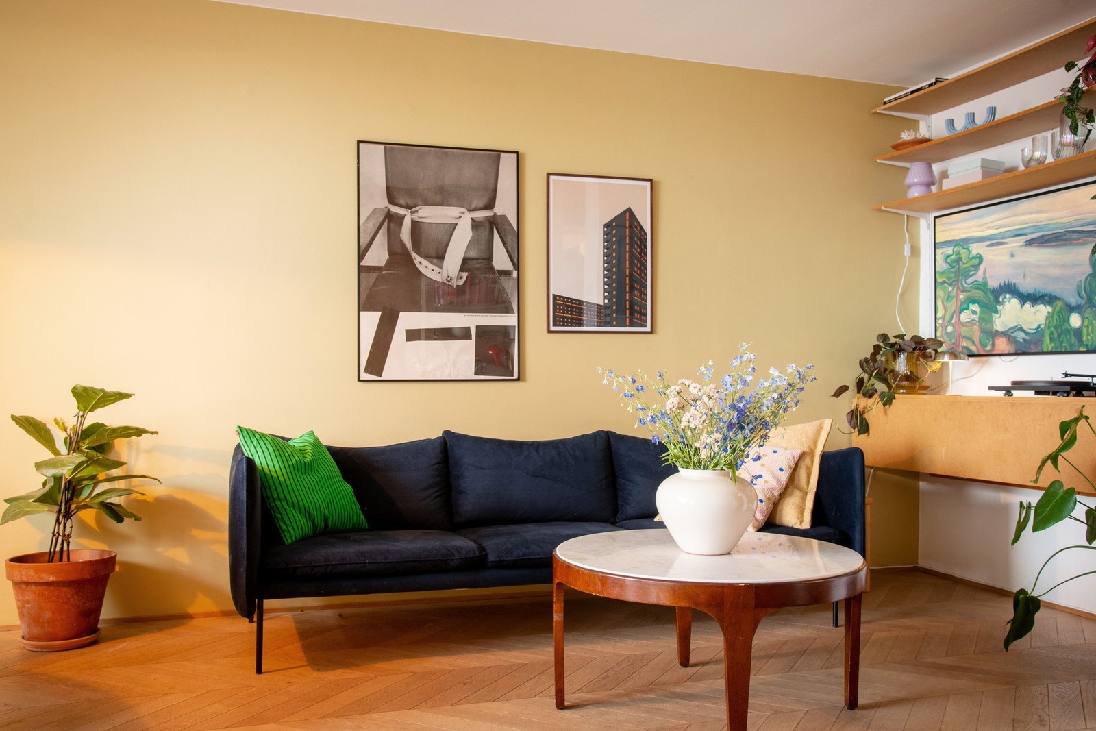 Med god plass til å skape flere soner, kan stuen enkelt innredes både med sofagruppe, spiseplass og eventuelt et hyggelig lesehjørne. Galleribilde