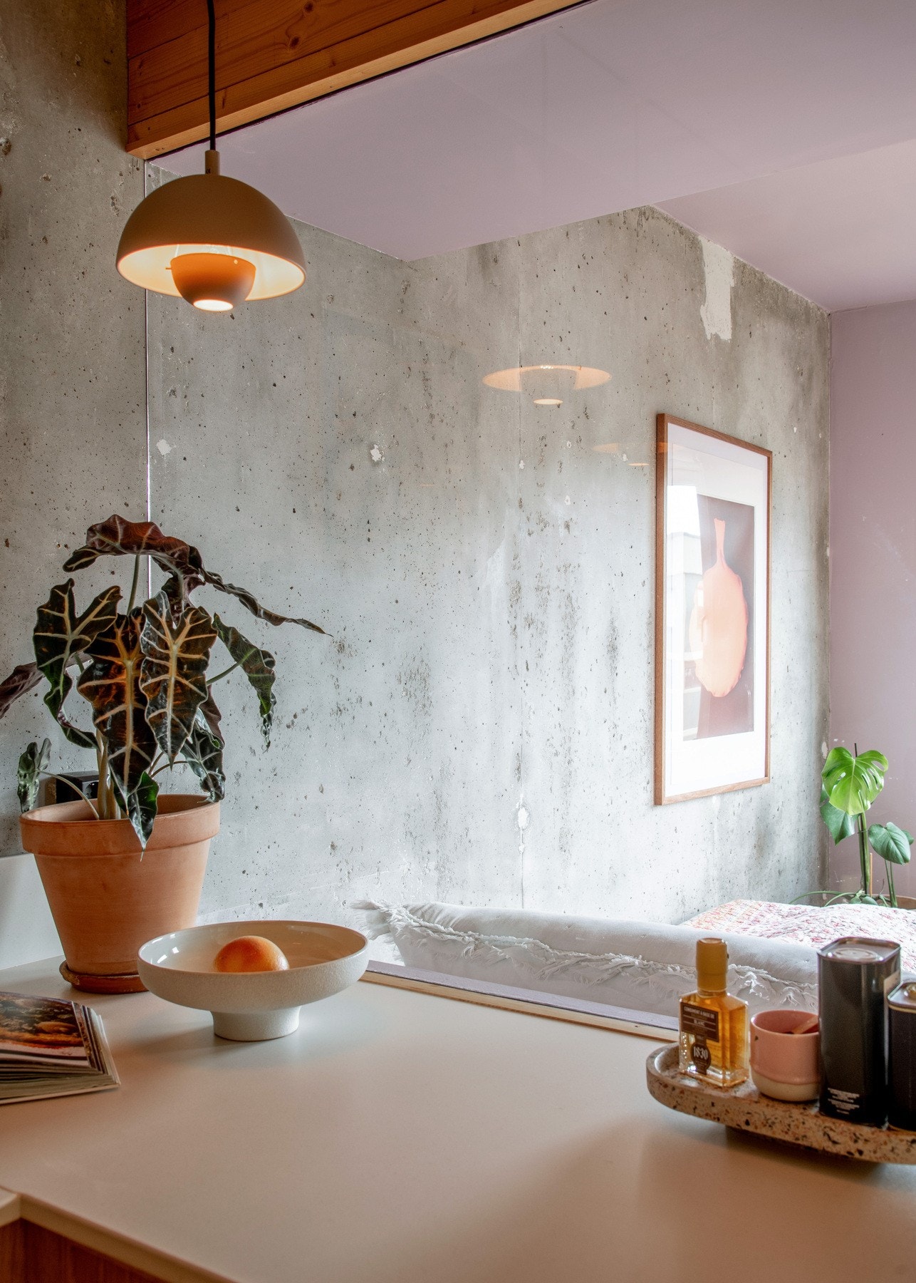 Lekkert vindu er satt inn mellom kjøkkenet og soverommet. Dette gjør at lyset fra vinduet strømmer inn til kjøkkenet også. Galleribilde