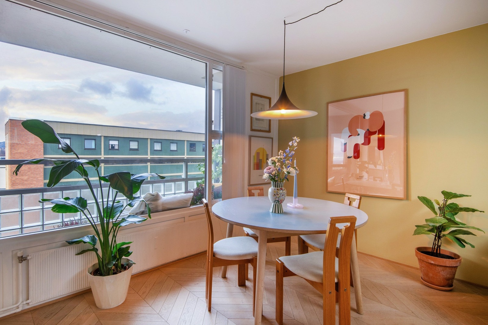 Med arkitekttegnete løsninger slippes det rikelig med naturlig lys inn til leiligheten i tillegg til store vindusflater mot vest. Galleribilde