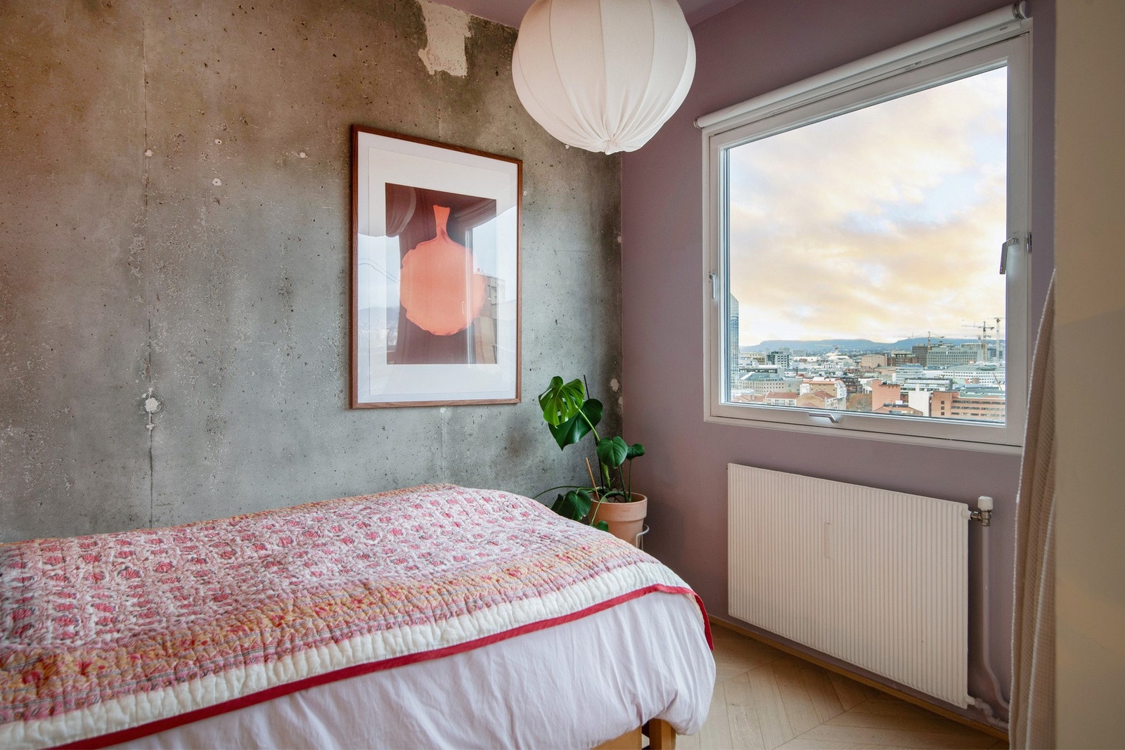 Rommet er av god størrelse med plass til seng og plassbygd garderobeskap. Galleribilde