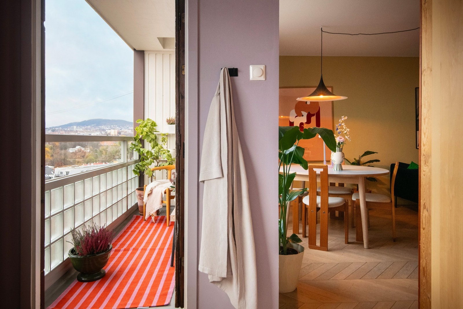 Tilgang til en balkong fra rommet - perfekt for å nyte ettermiddagssolen. Galleribilde