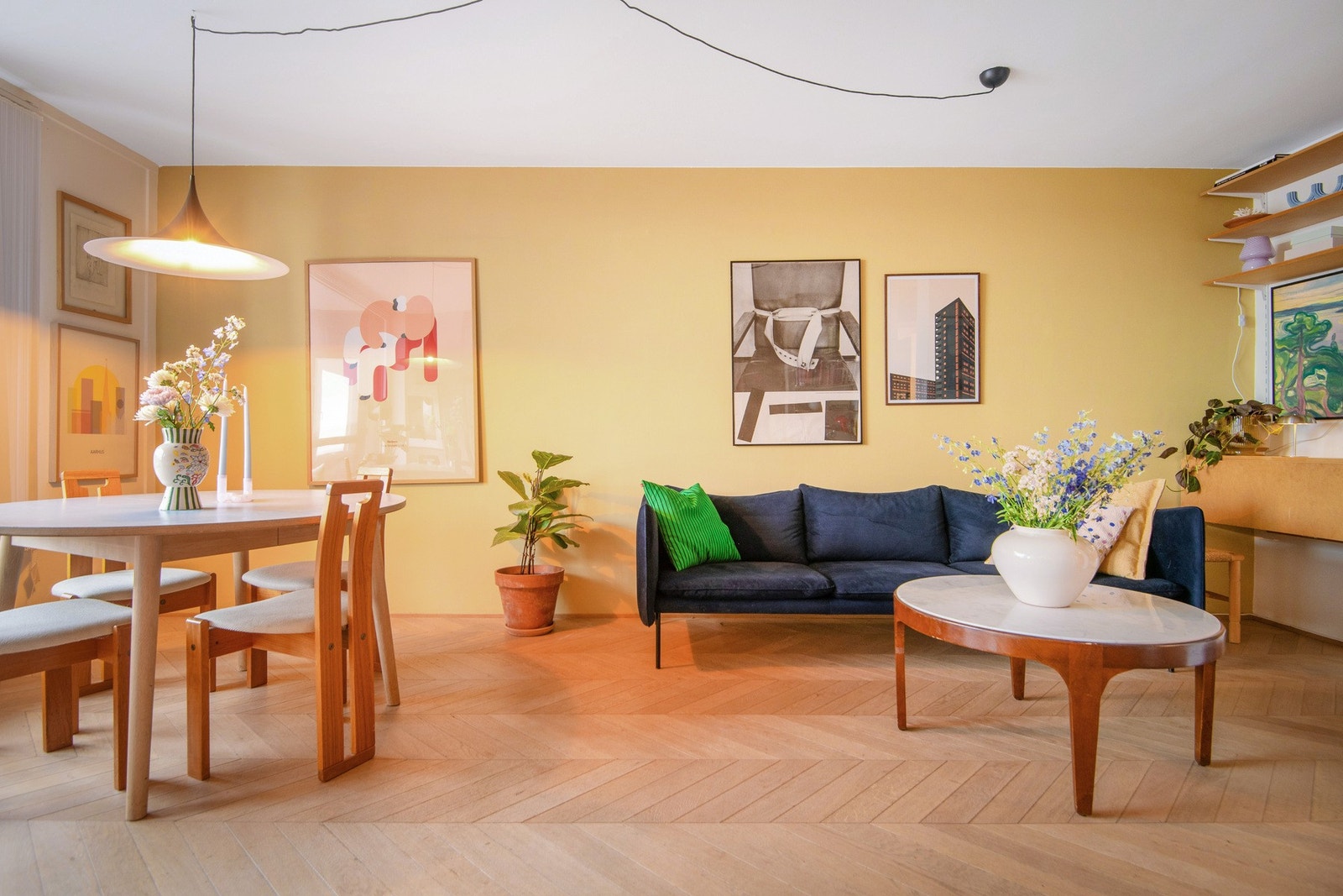 Stuen er stor og lys, med en innbydende atmosfære som gjør den til et naturlig samlingspunkt i boligen. Galleribilde