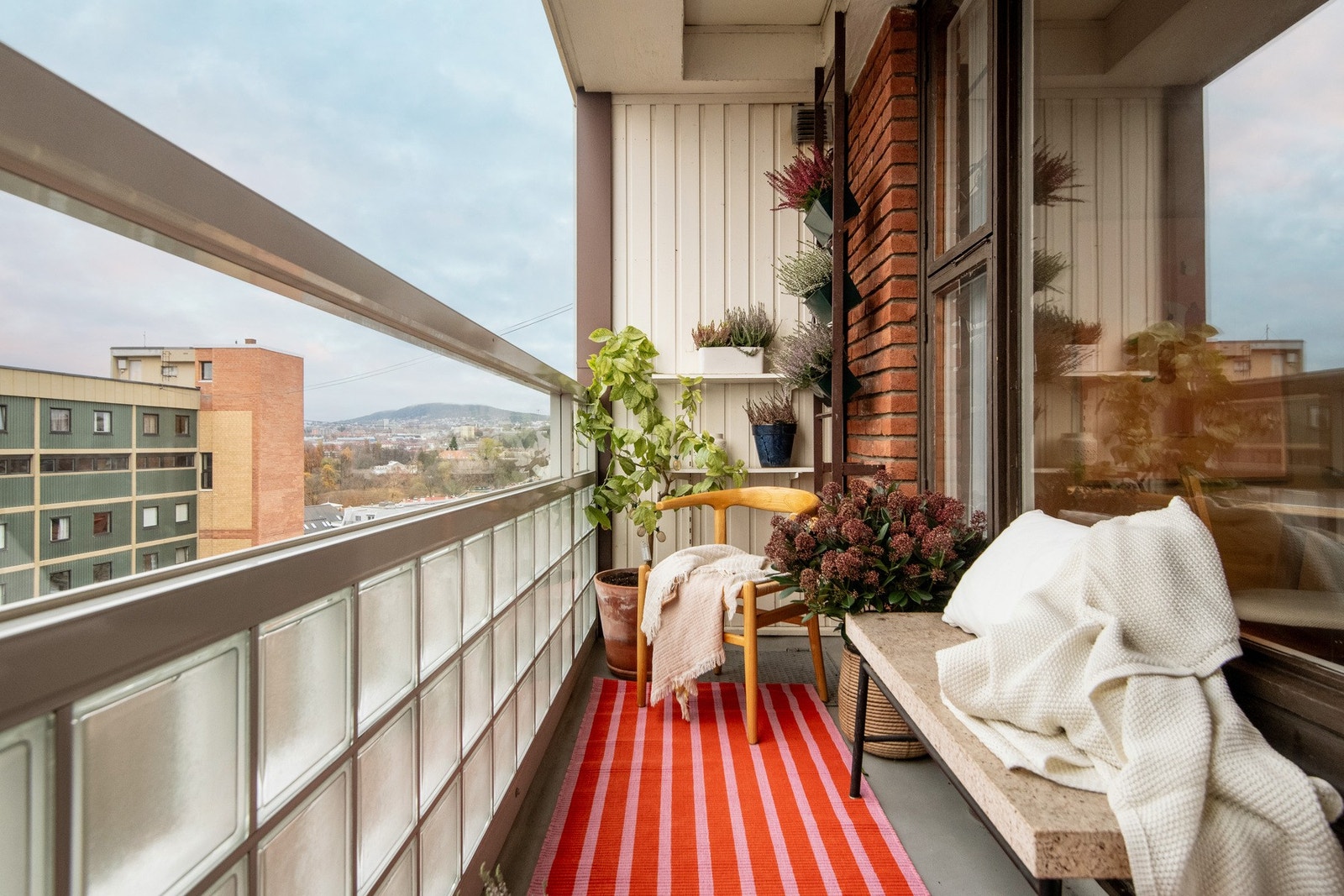 Sjarmerende, nordvestvendt balkong på 4m². Galleribilde