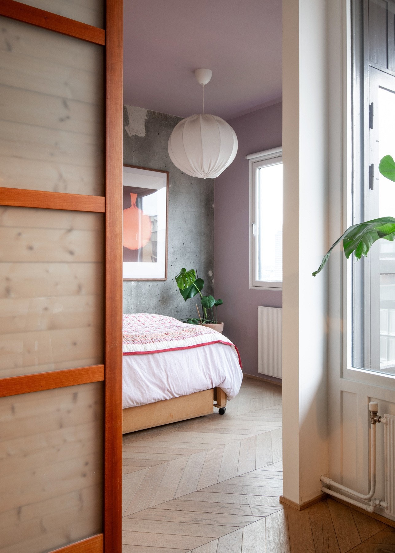 Praktisk skyvedør skiller stuen med soverommet. Dette gir både en stilig effekt til boligen, men er også plassbesparende. Galleribilde