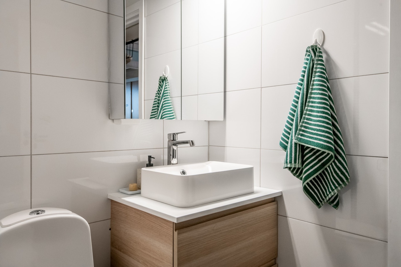 Ny baderomsinnredning fra 2022 som tilfører et moderne og fresht preg til rommet. Galleribilde