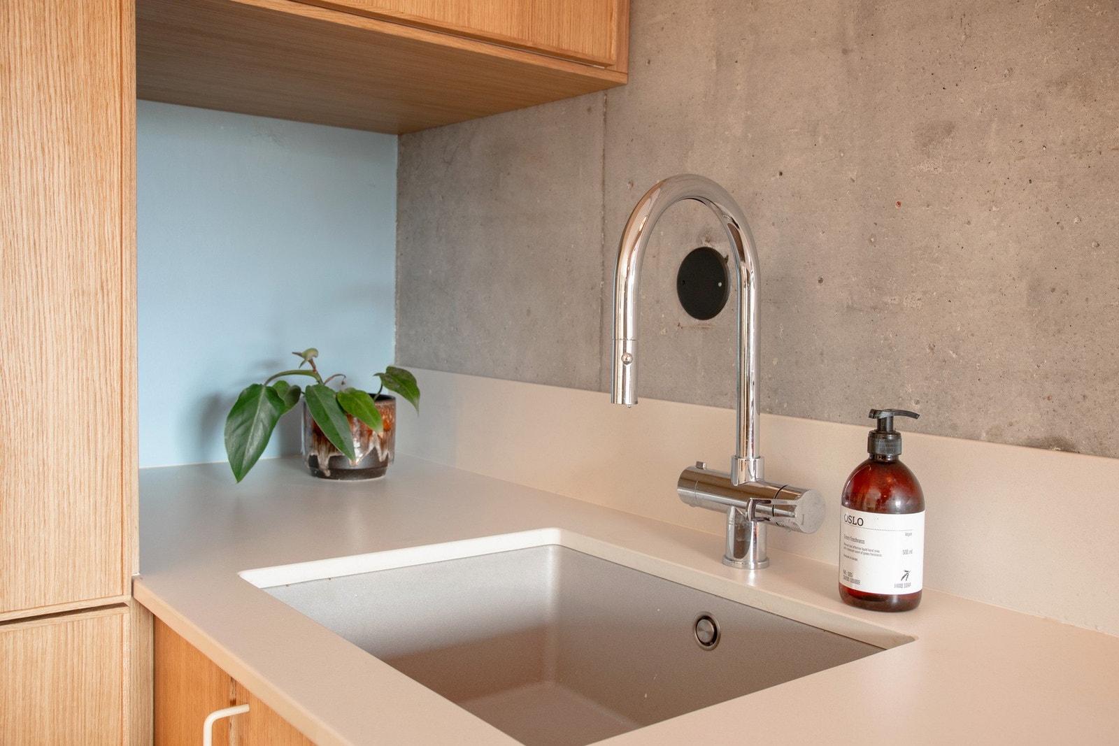 Benkeplaten i steinkompositt gir både stil og slitestyrke. Galleribilde