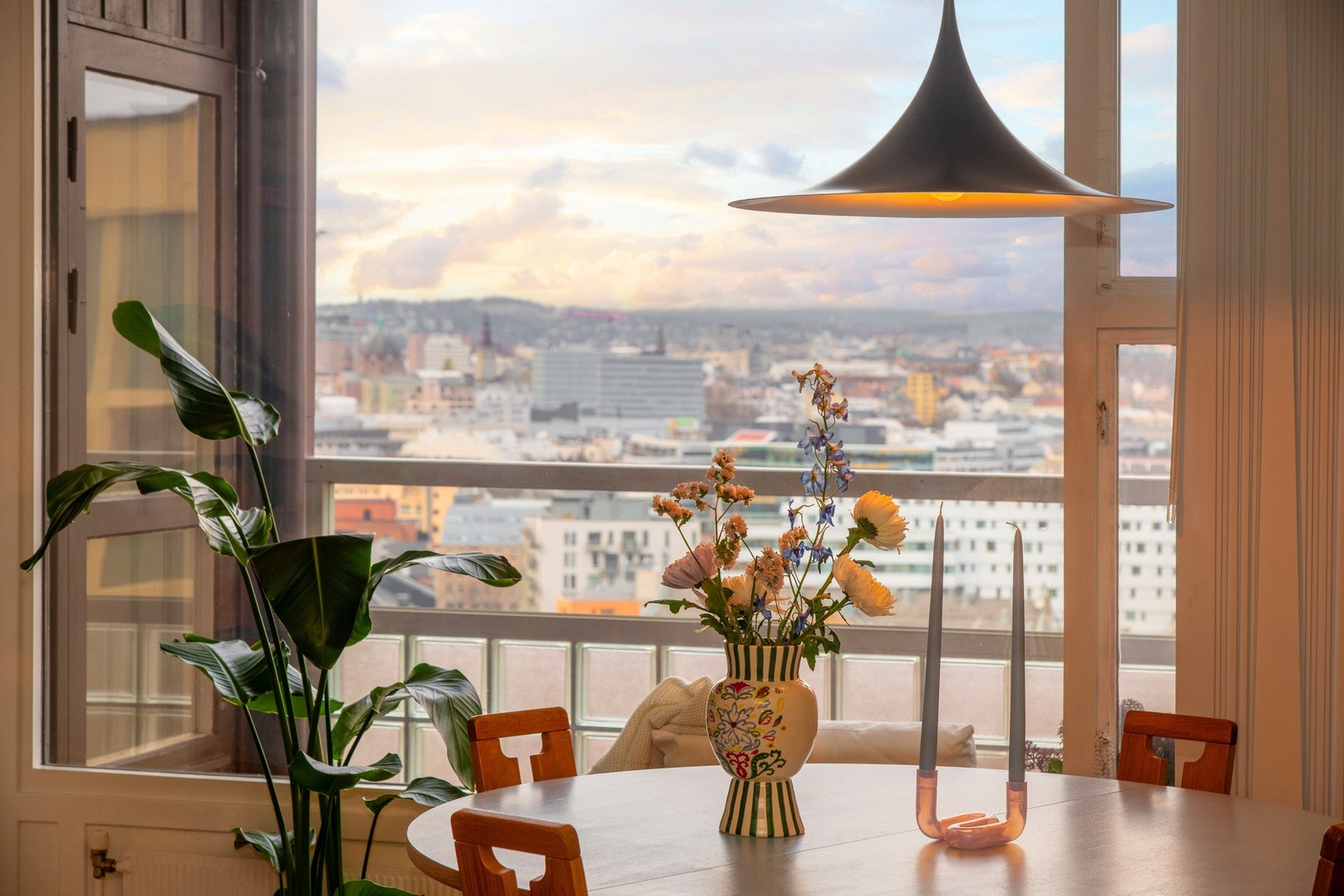 Spisebordet finner sin naturlige plass ved vinduet. Galleribilde