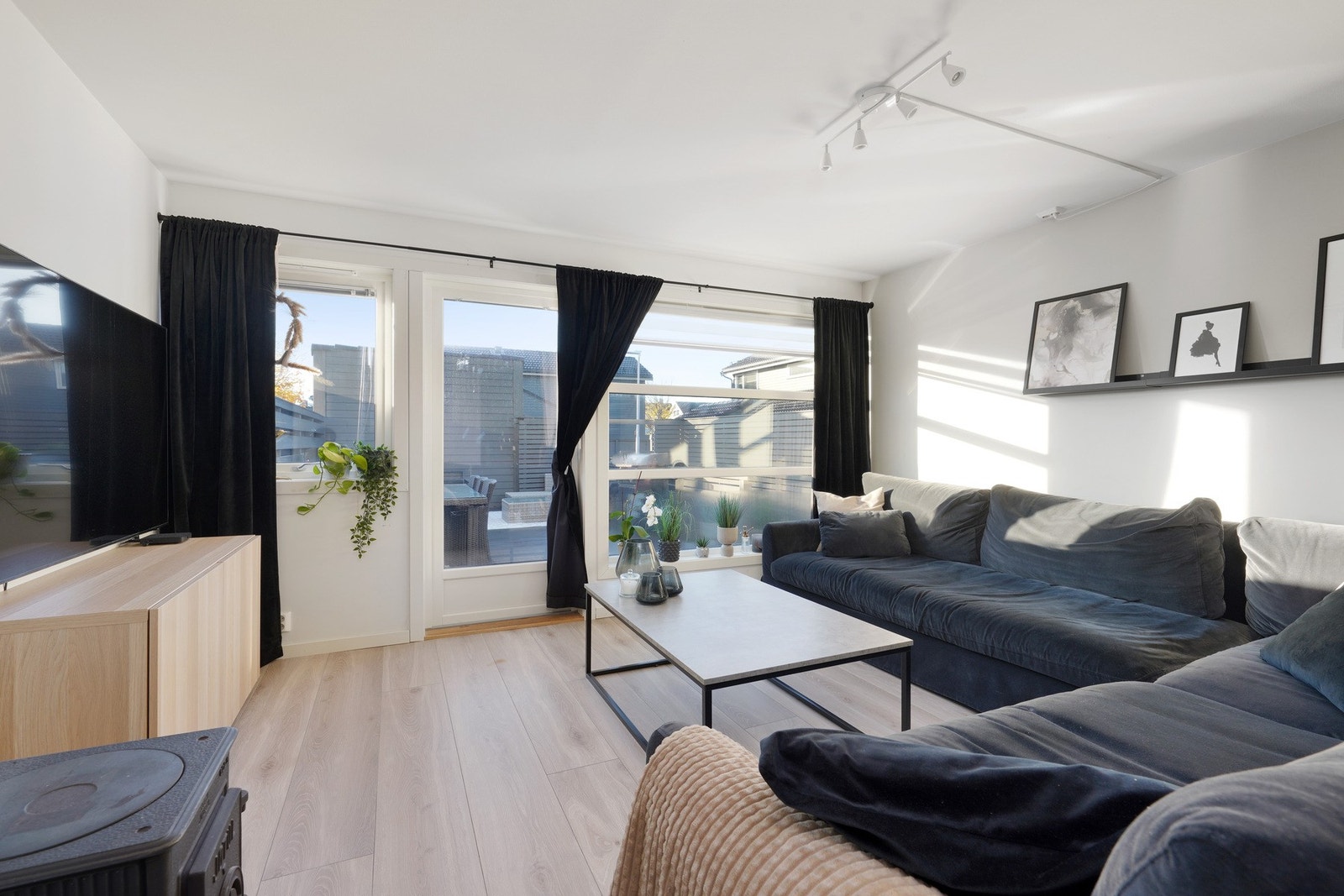 Det er tilgang til terrassen fra stuen Galleribilde