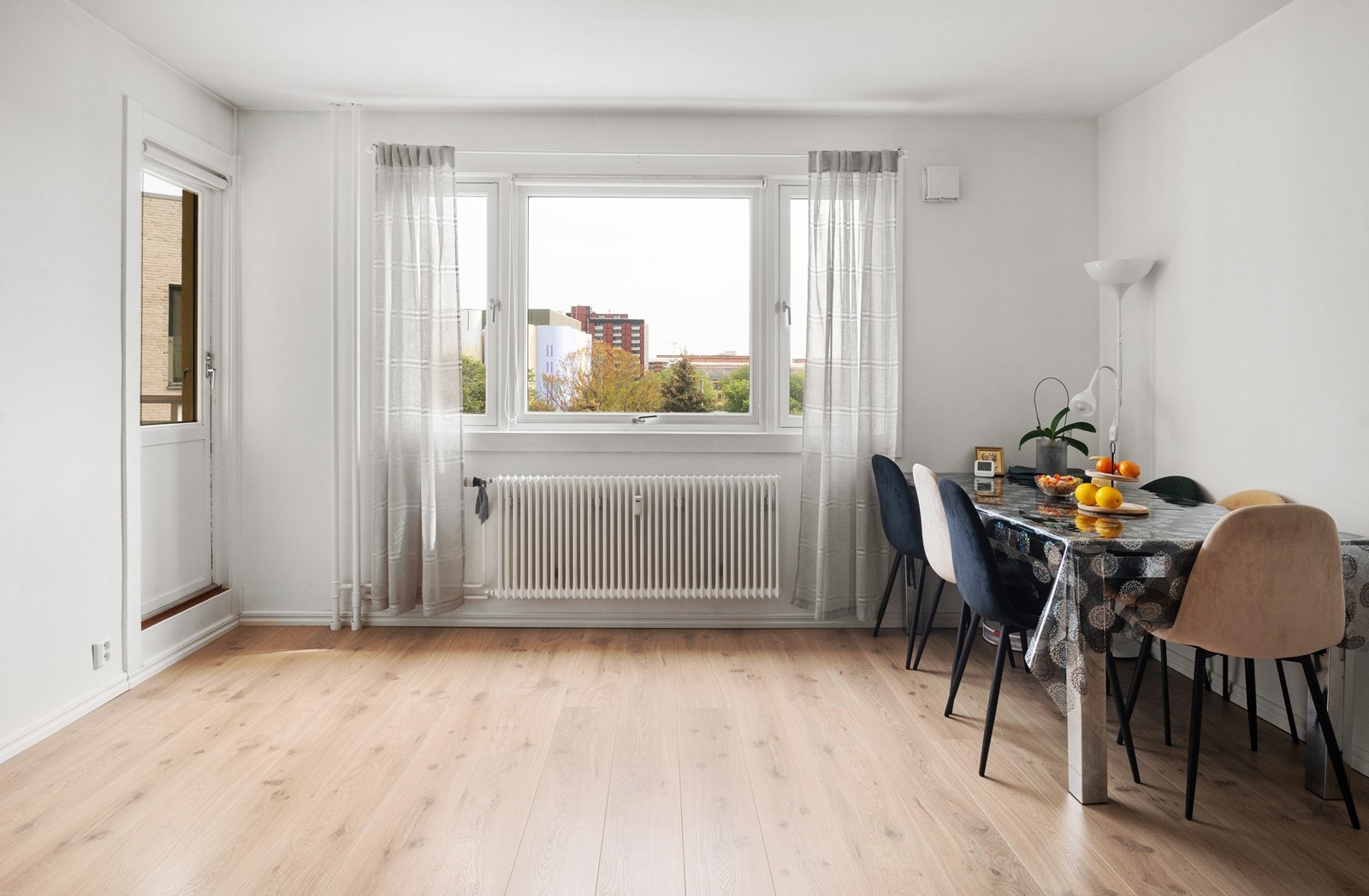 Velkommen til Brochmanns gate 7. Lys og lekker 3-roms eierseksjon med solrik balkong og utsikt. Heis. Vv/fyring inkludert. Etterspurt beliggenhet Galleribilde