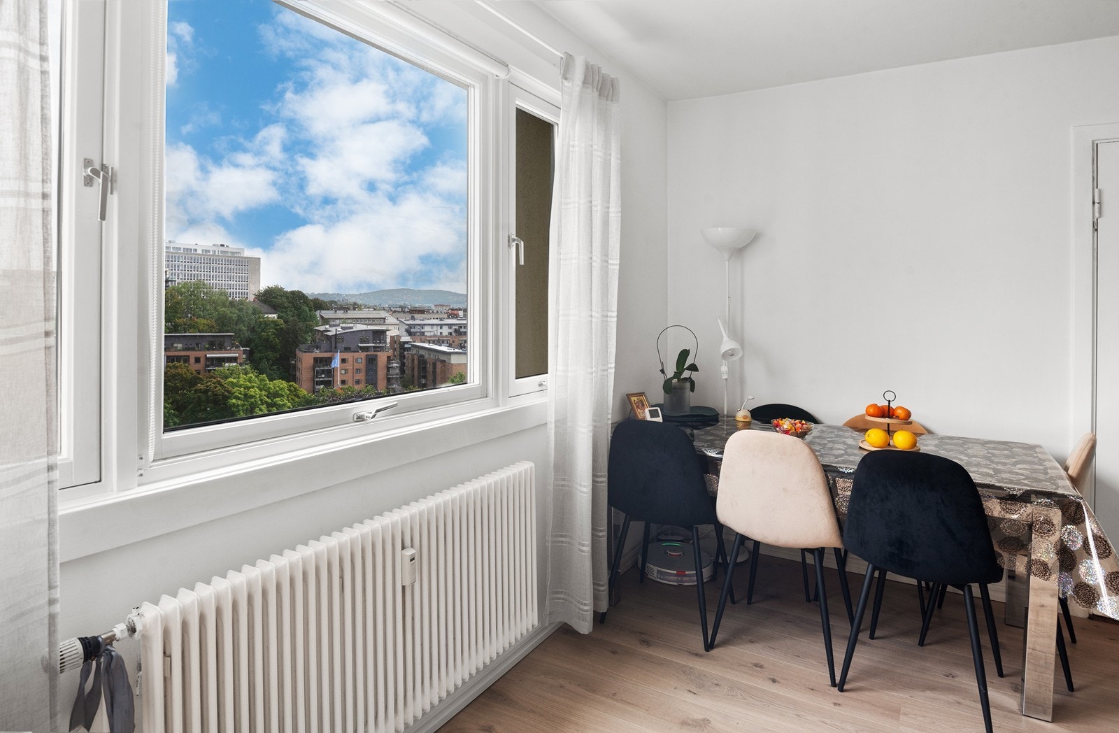 Leiligheten har en god intern beliggenhet i byggets 5. etasje med heisadkomst i en velholdt bygård Galleribilde