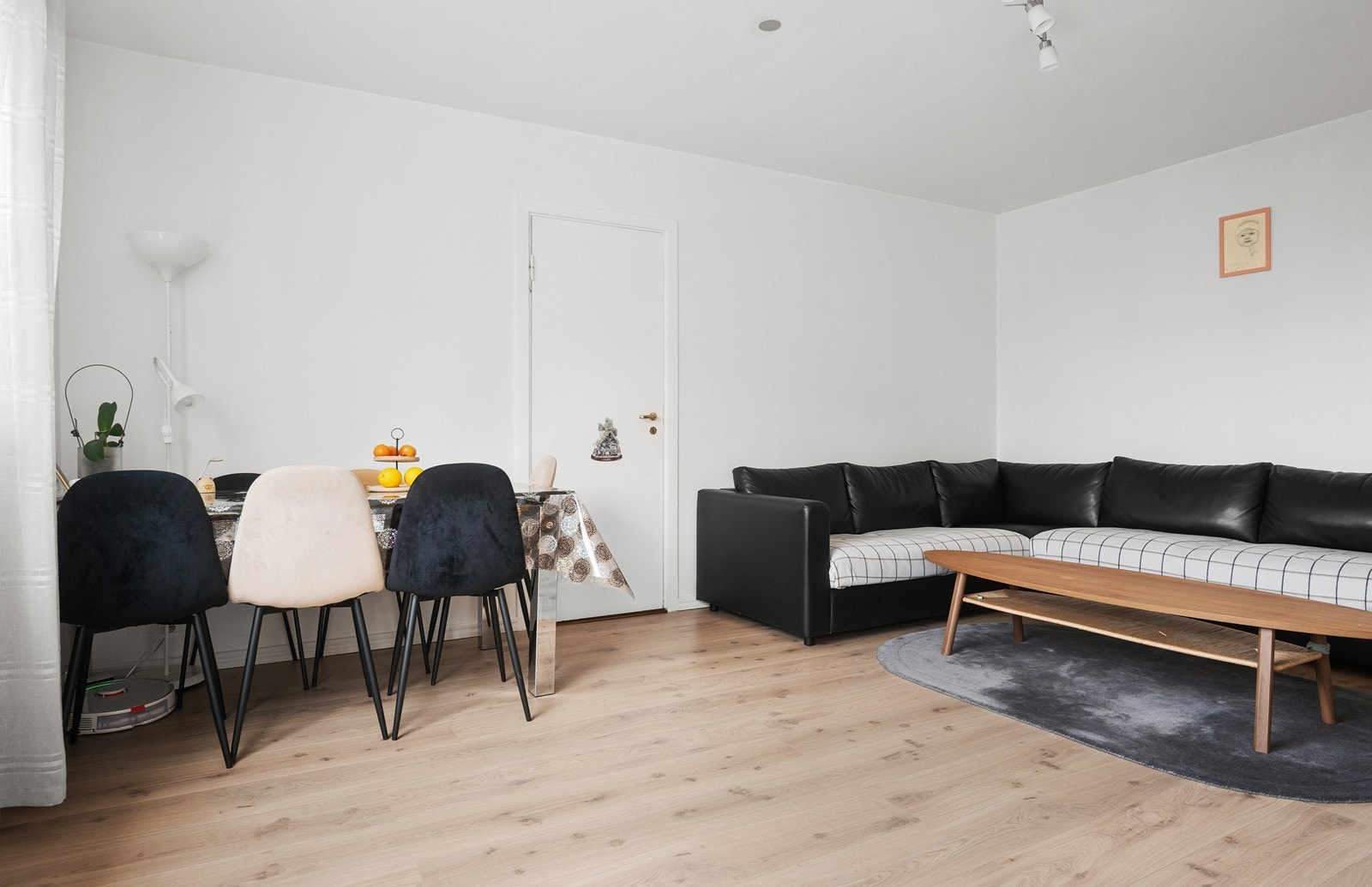 Stor og lys stue med plass til spisebord, sofa, sofabord og tilhørende møblement Galleribilde