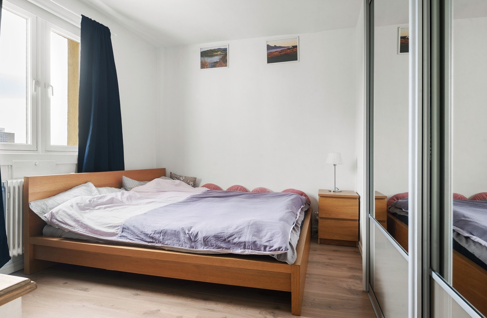 Stort soverom 1 med plass til dobbeltseng, nattbord på begge sider og skap Galleribilde
