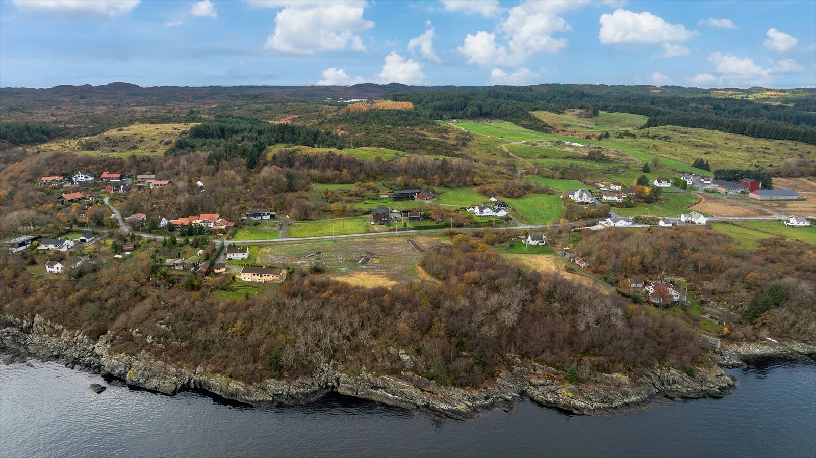 Tomteområdet er hovedsaklig regulert til konsentrert boligbebyggelse med BYA på 35% (deler av tomten er regulert til offentlig friområde) Galleribilde