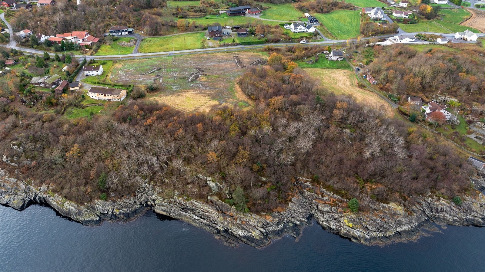 Tomteområdet har en landlig beliggenhet med flott utsikt og nærhet til sjø Galleribilde