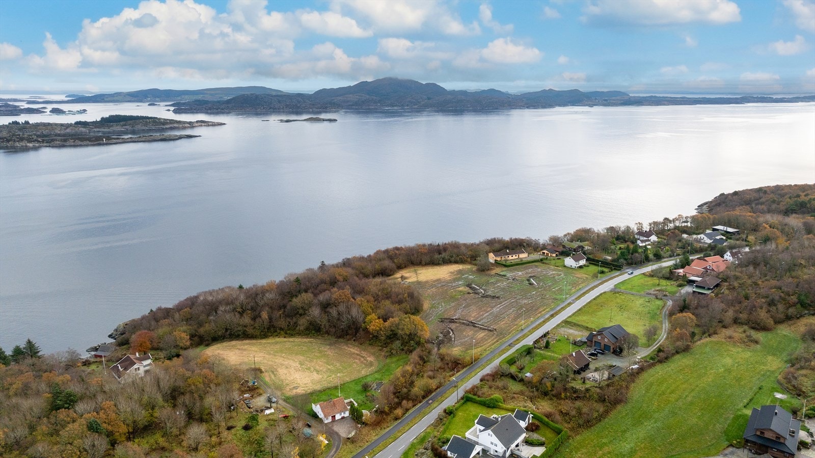 Fra tomten er det trygg vei med sykkel og gangsti helt inn til Kopervik sentrum Galleribilde