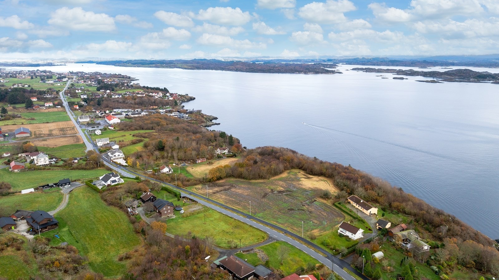Tomten er beliggende på Stokkastrand, ca 3 km fra den nye skolen på Stangaland og ca 4 km fra Kopervik sentrum Galleribilde