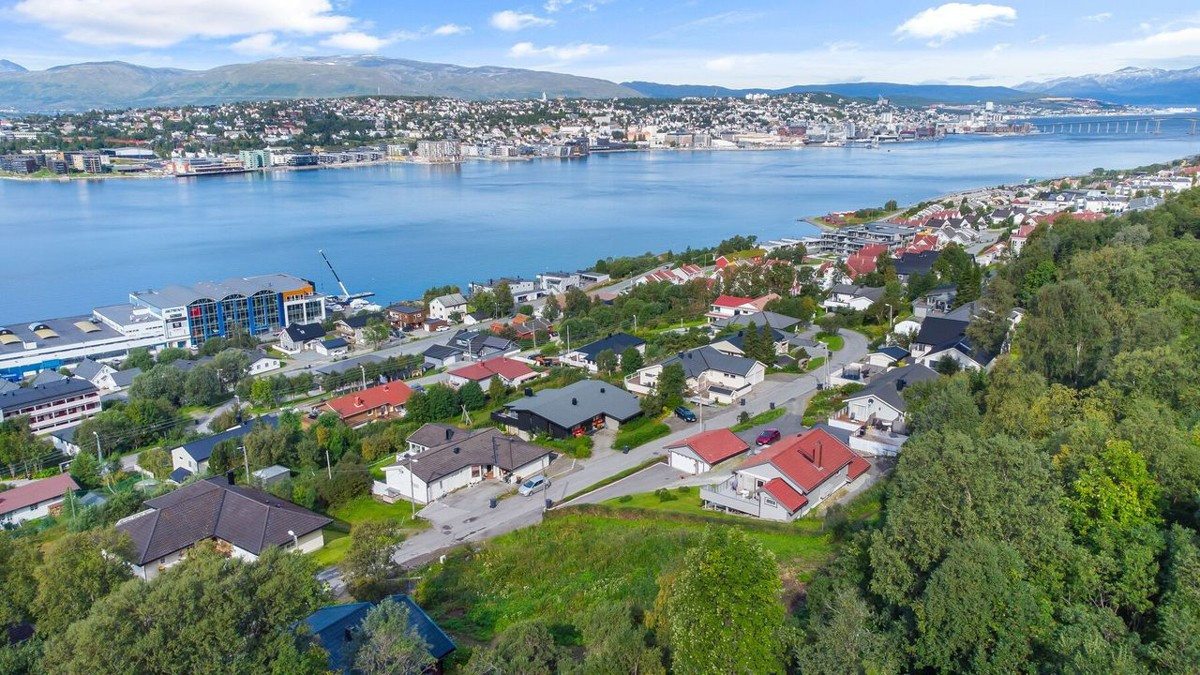 Stor boligtomt på 966 m2 beliggende i et rolig, barnevennlig og solrikt område. Foto: Privat/2021