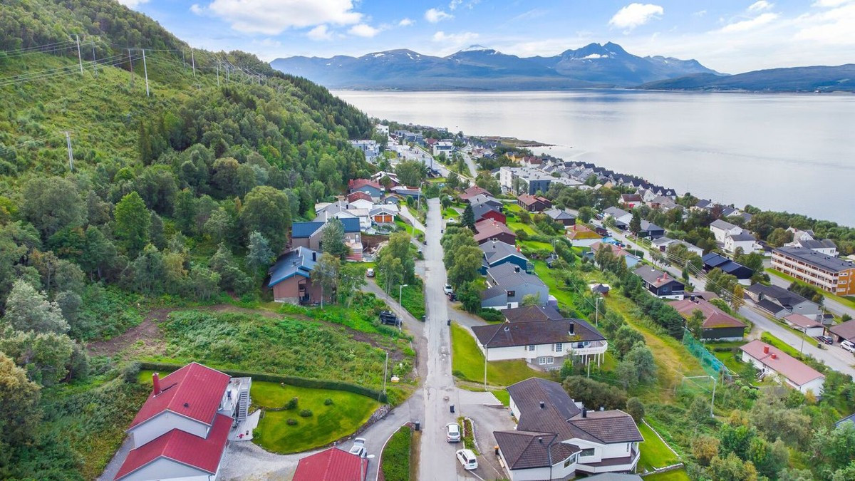 Eiendommen skråner svakt mot vest, noe som gjør at den har svært gode sol- og utsiktsforhold. Foto: Privat/2021