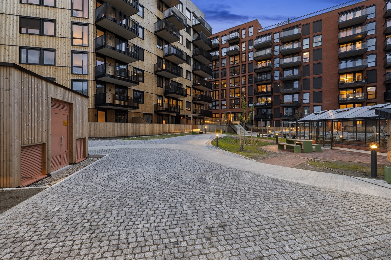 Flott internområde i borettslaget. Gangveiene blir opplyst med pen belysning, og beplantningen vil bidra til å skape skiller mellom de ulike rollene hvert område fyller. Sammen vil de skape en stemningsfull atmosfære. Galleribilde