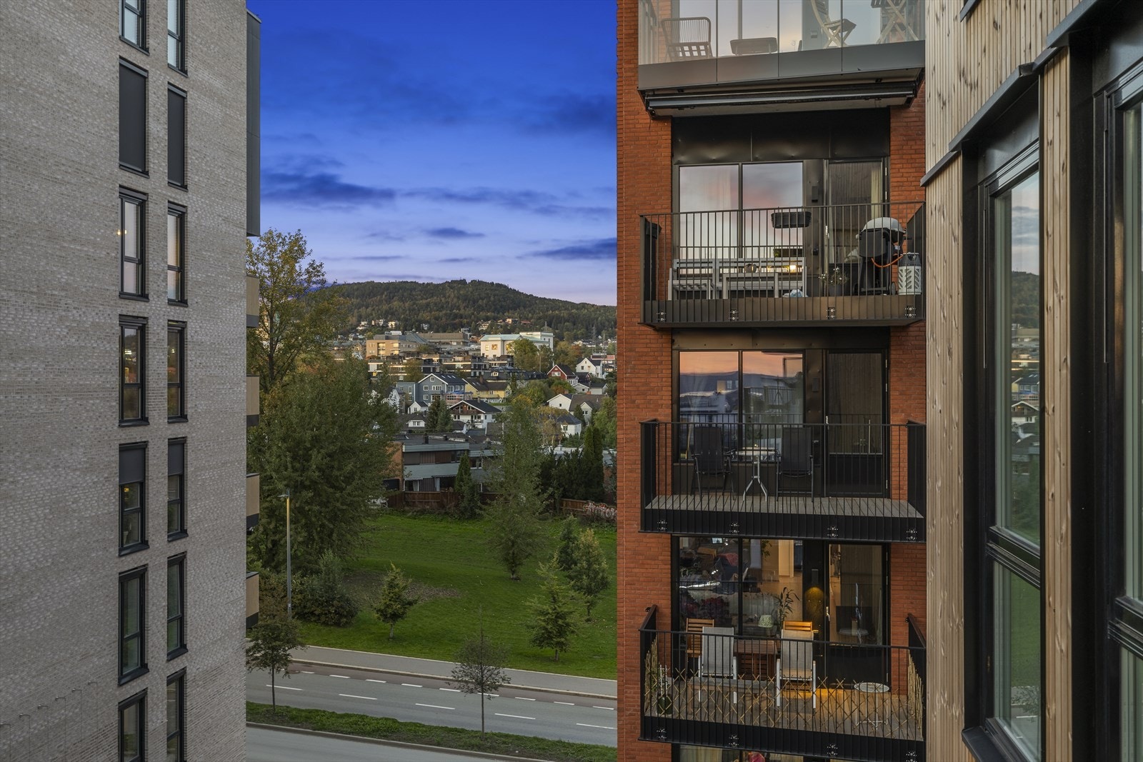 Utsikt mot Årvoll på balkong nummer 2 Galleribilde