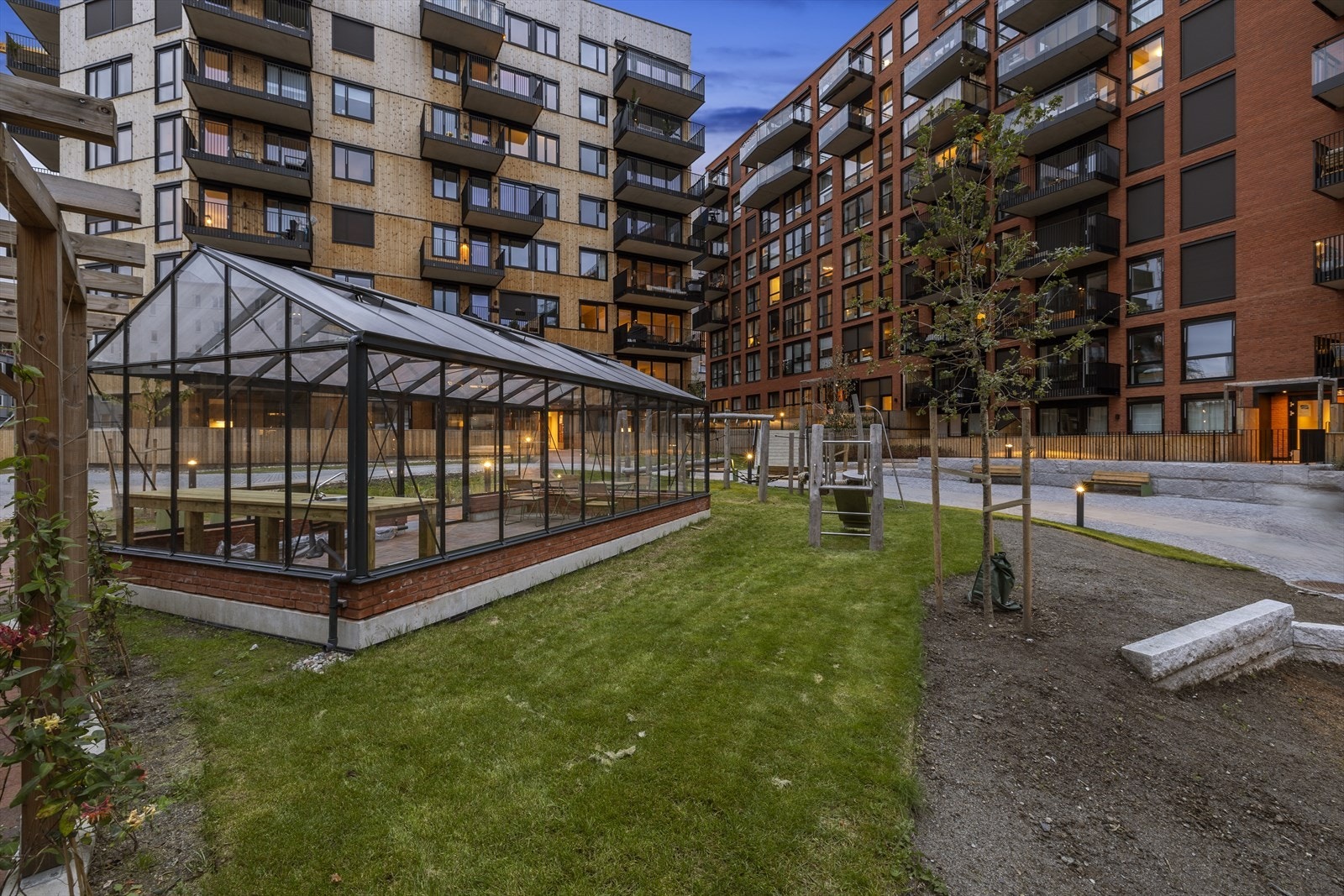 Det etableres et drivhus på ca. 30 kvm i hvert av de to gårdsrommene til felles bruk for beboerne i prosjektet Løren botaniske. På de grønne takterrassene kan du nyte både utsikten Galleribilde