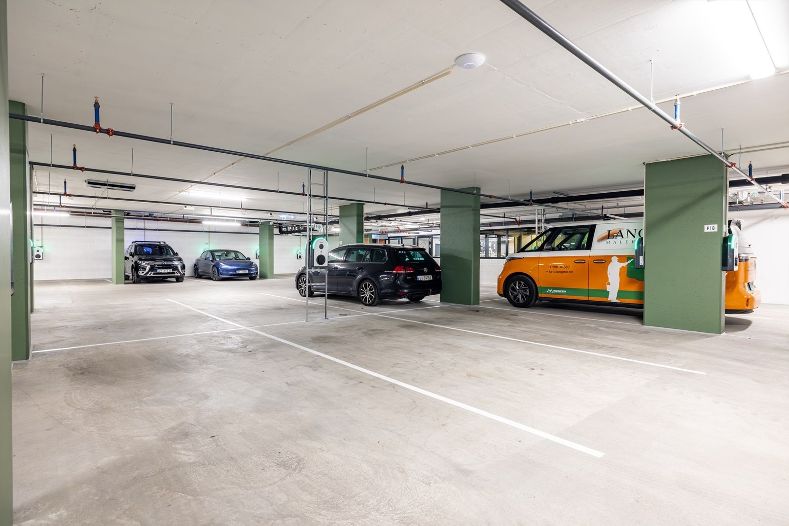 Det er ikke direkte adkomst til garasjekjeller. Man må gå over tunet utvendig via oppgang i hus 7 og deretter via kjeller/underetasje i hus 7. Plassene koster mellom 550 000- 600 000,- Galleribilde