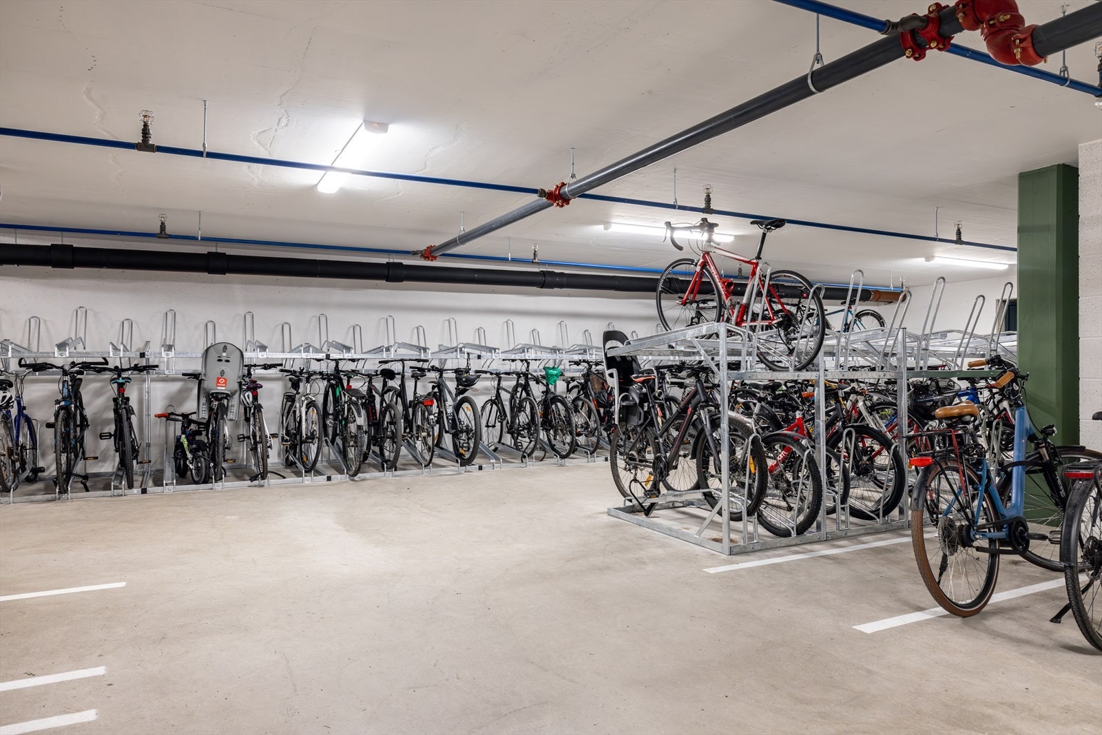 Stor felles sykkelparkering Galleribilde