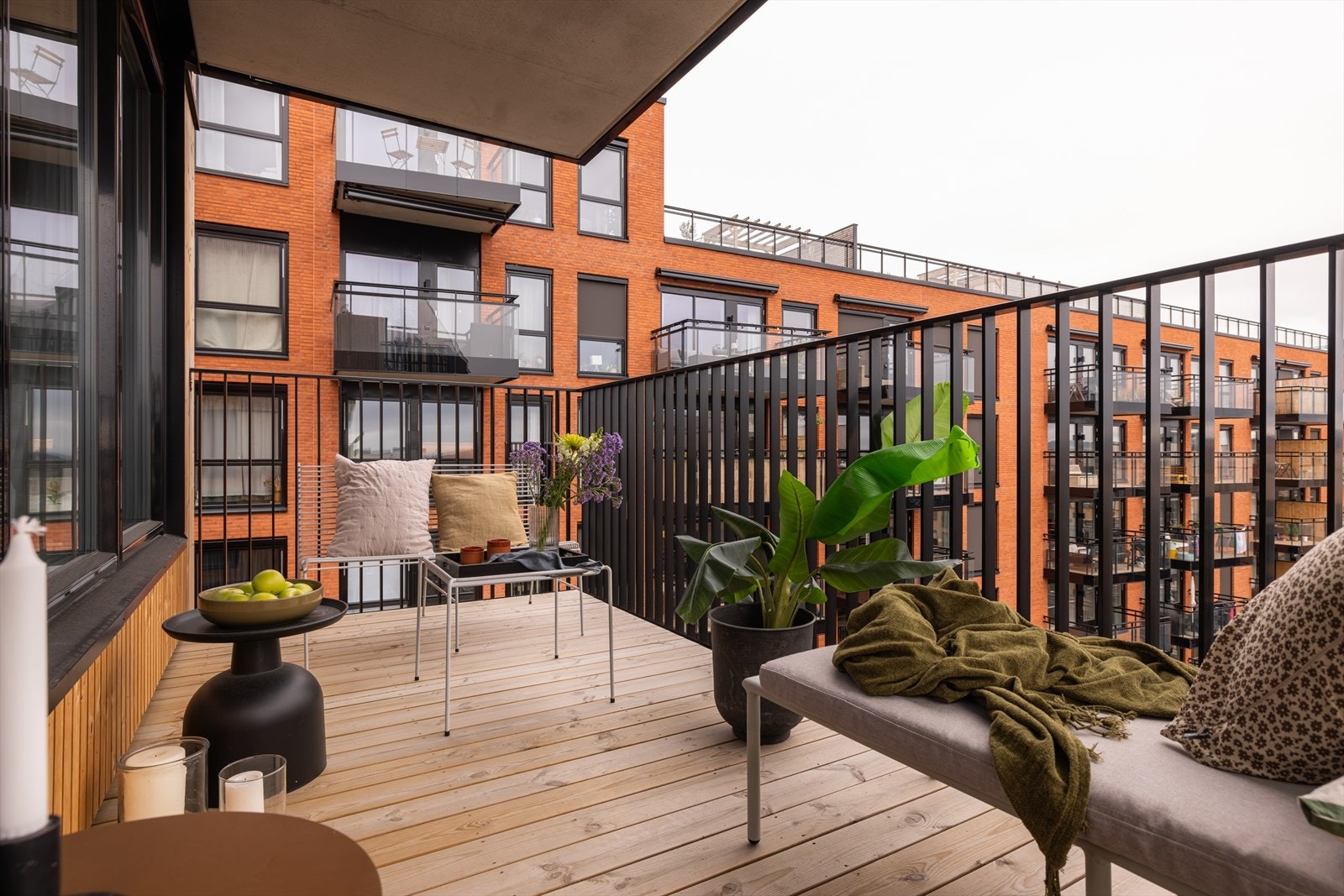 Balkong med utgang fra stue på ca. 9,4 m². Galleribilde