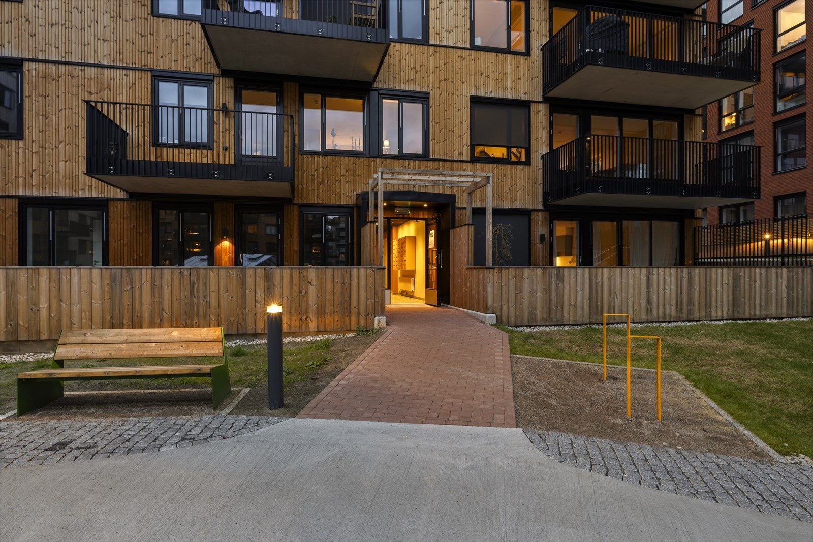 Fasade sett mot inngangsparti Galleribilde