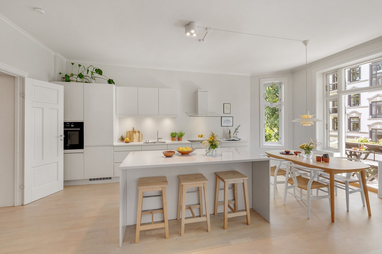 En svært lekker 3-roms hjørneleilighet i en klassisk bygård. Galleribilde