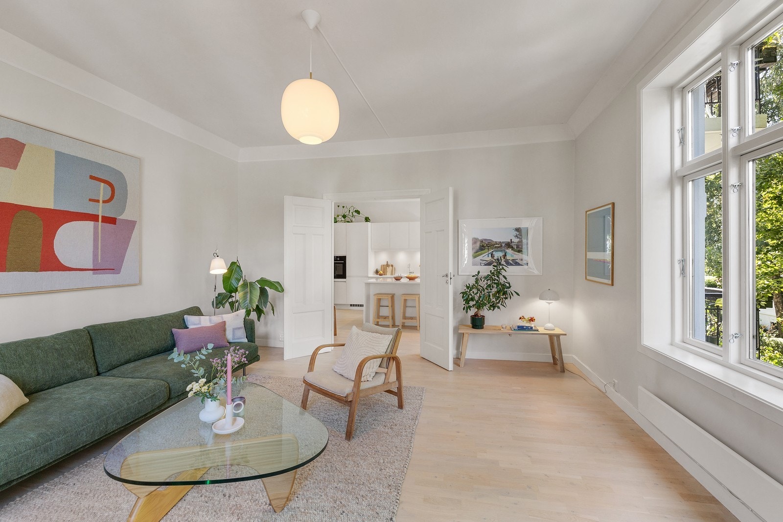 Lys og romslig stue med god plass til sofa og øvrig møblement. Galleribilde