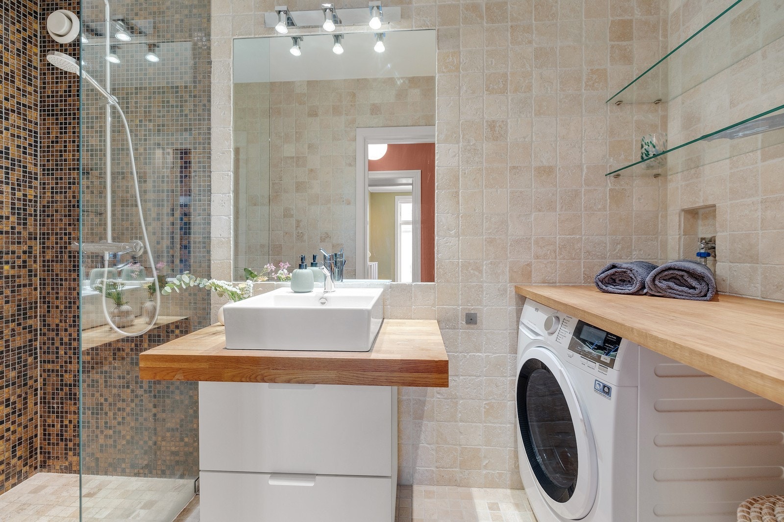 Pent flislagt bad med praktisk vaskesøyle. Galleribilde