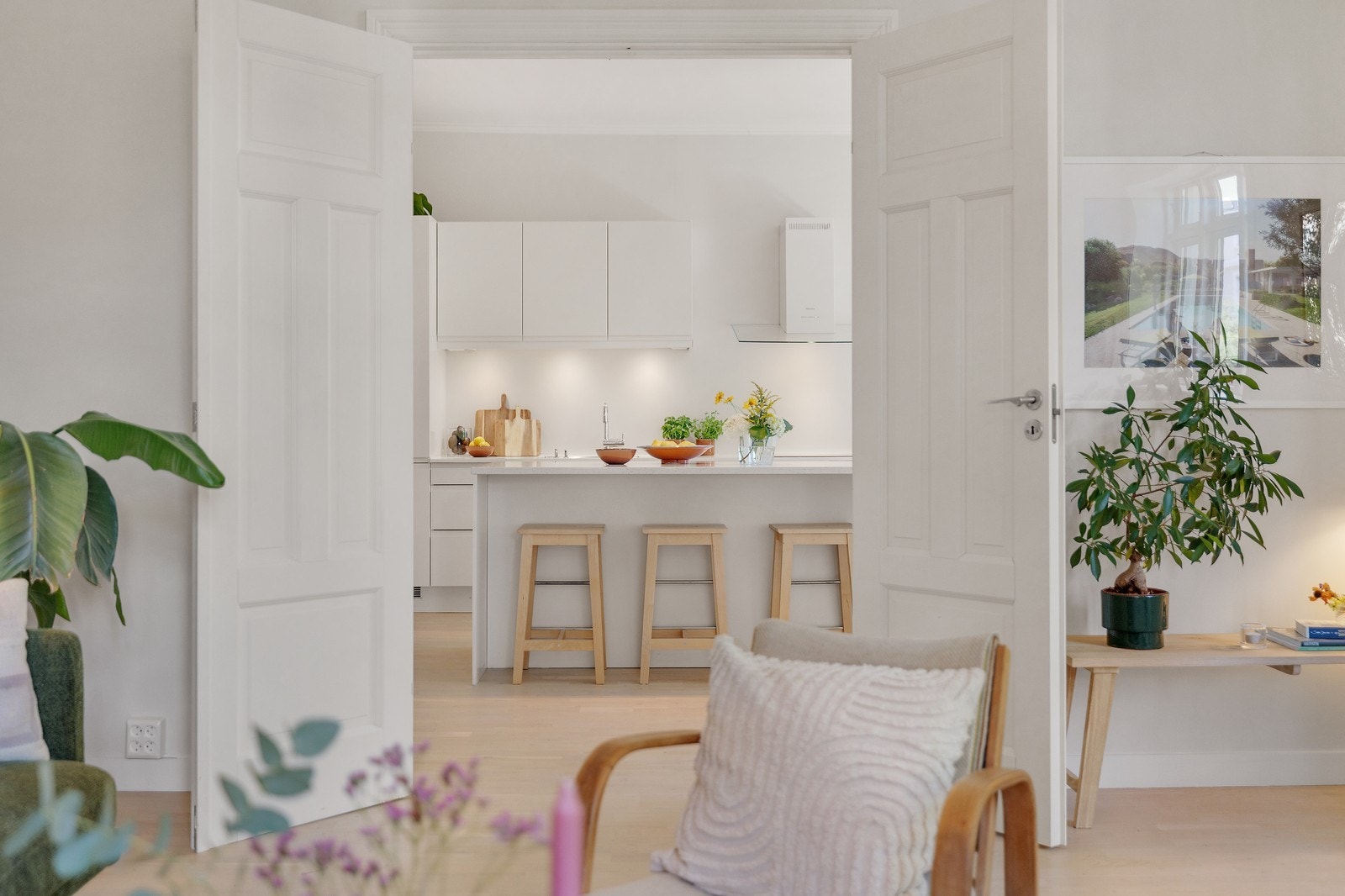 Leiligheten har flotte klassiske detaljer som doble fløydører, god takhøyde og gode lysforhold. Galleribilde