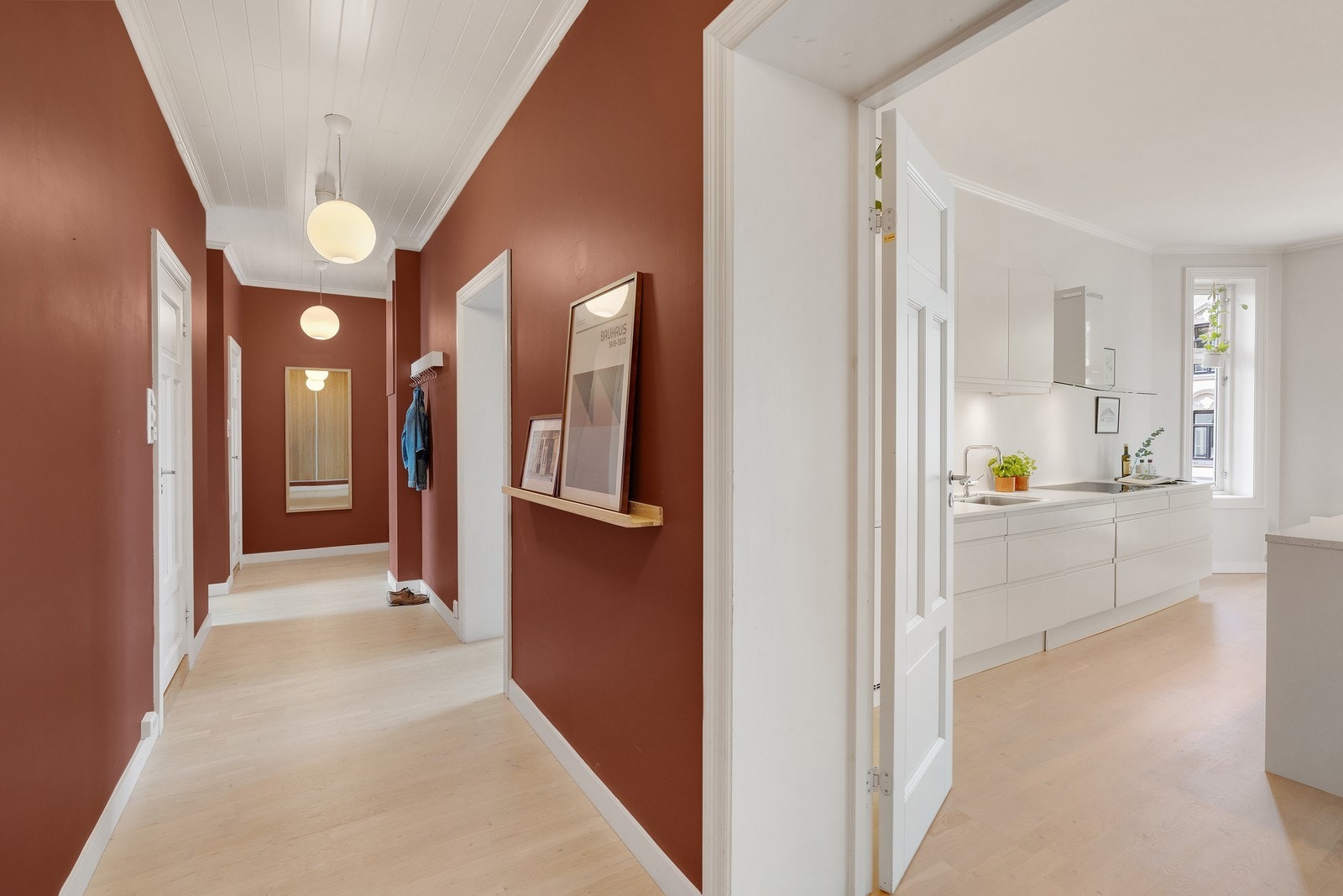 Stor og luftig entré. Galleribilde