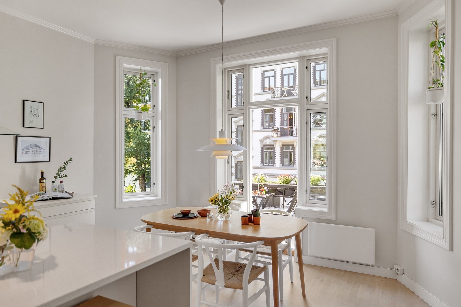 Hyggelig plass til spisebord på kjøkken. Galleribilde