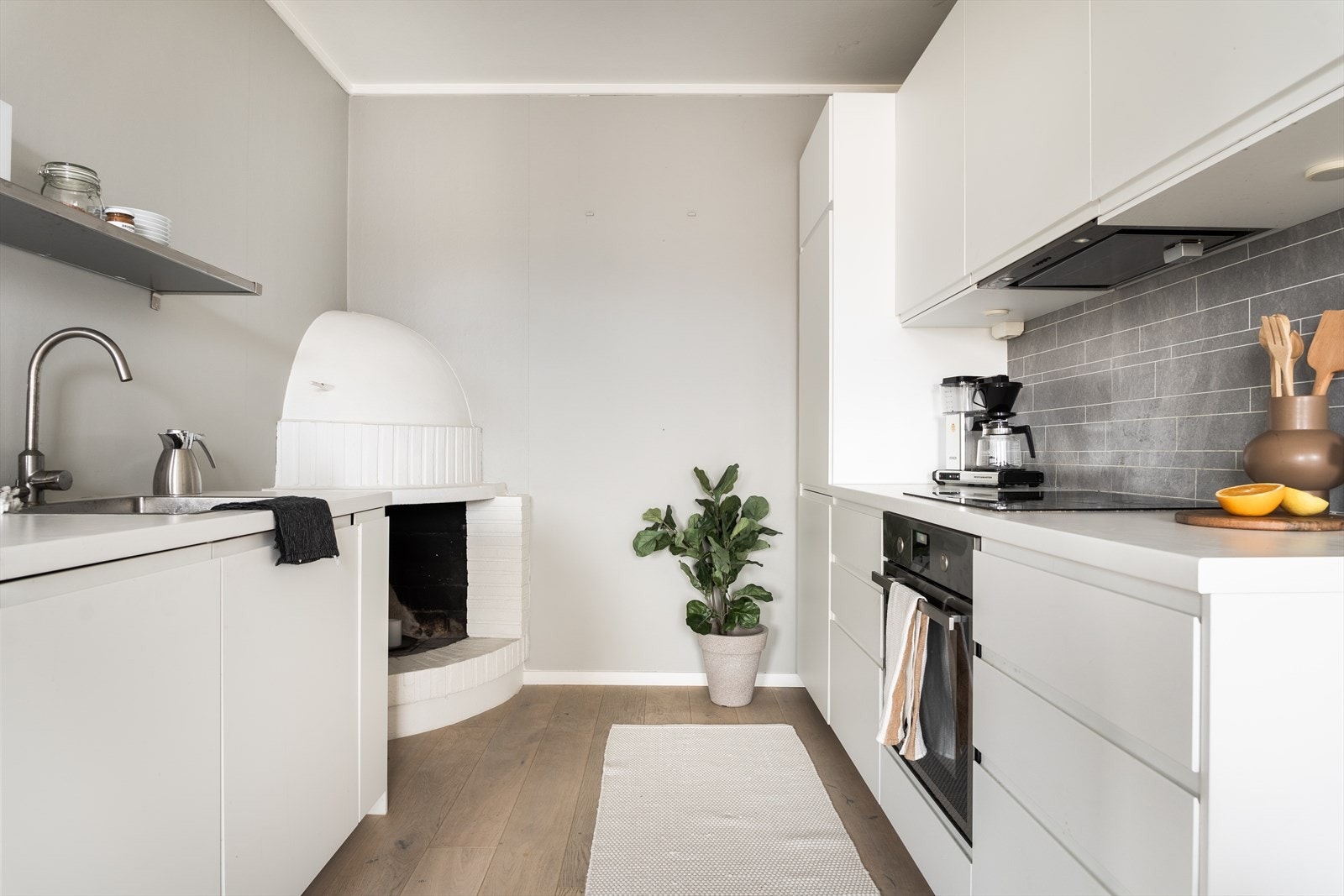 Det er integrert stekeovn, platetopp, oppvaskmaskin og kjøl/fryseskap. Galleribilde