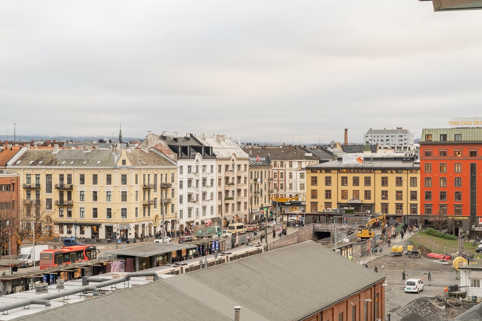Leiligheten har store vinduer med fritt utsyn over nærområdet. Galleribilde